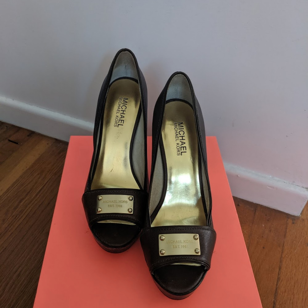 MK Brown Leather Peek Toe Pumps